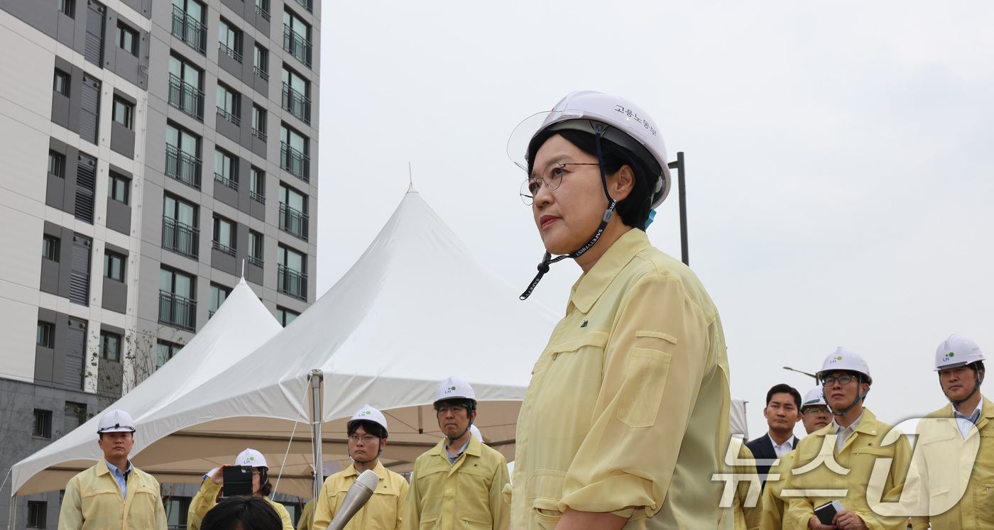 (인천=뉴스1) 박지혜 기자 = 한성숙 국무총리가 19일 인천 계양구 3기 신도시 인천계양지구 주택공급 현장을 찾아 추진현황을 보고받고 있다. 2026.8.19/뉴스1