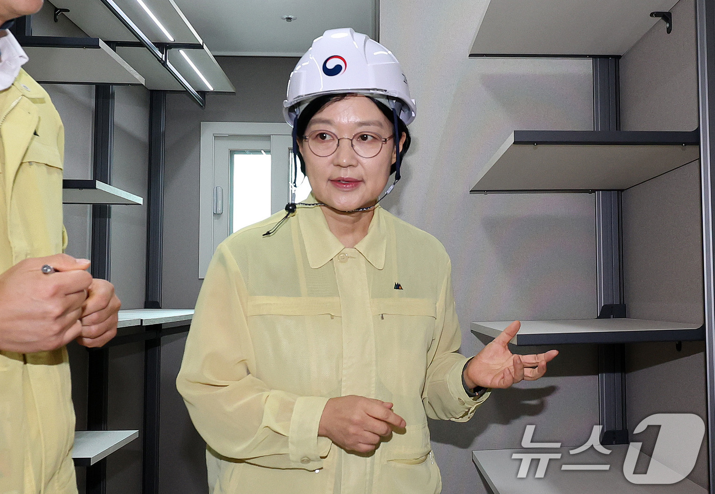 (인천=뉴스1) 박지혜 기자 = 한성숙 국무총리가 19일 인천 계양구 3기 신도시 인천계양지구 주택공급 현장을 찾아 입주 예정 세대를 둘러보고 있다. 2026.8.19/뉴스1