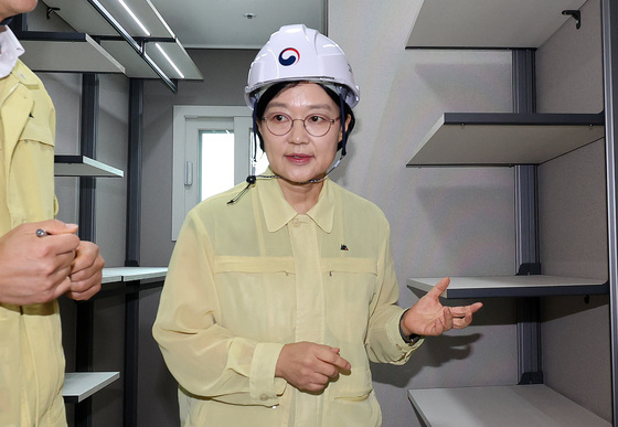 입주 예정 세대 드레스룸 살펴보는 한성숙 총리