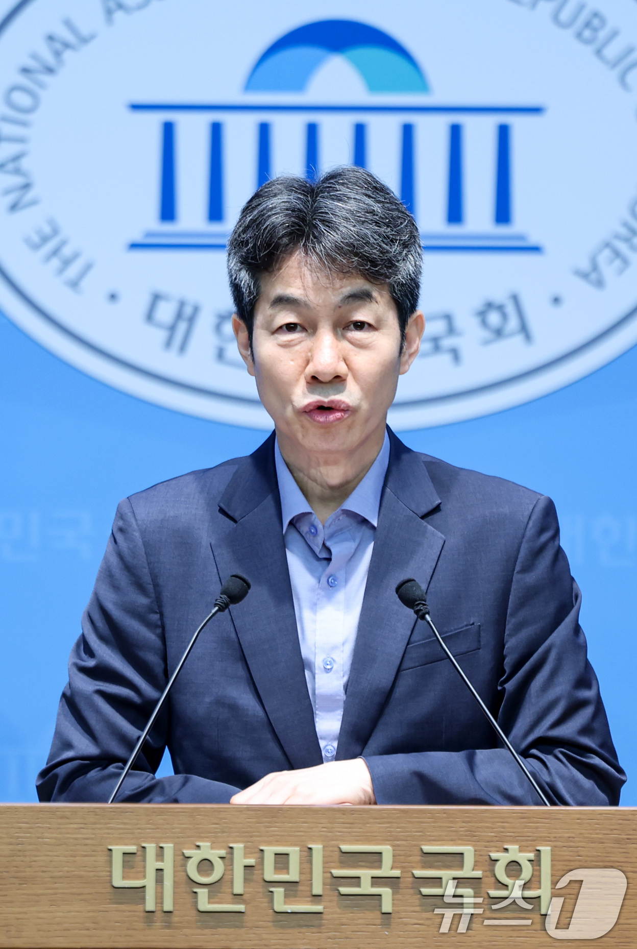(서울=뉴스1) 김도우 기자 = 윤건영 더불어민주당 의원이 19일 서울 여의도 국회 소통관에서 윤석열 정부 국정원의 계엄 사전 공모 의혹 및 조직적 계엄 가담 의혹 관련 기자회견을 …