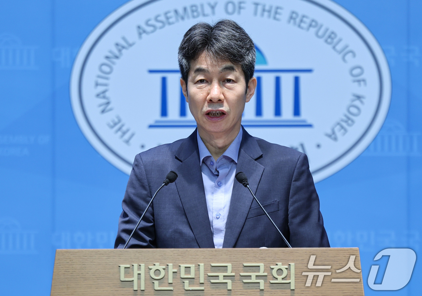 (서울=뉴스1) 김도우 기자 = 윤건영 더불어민주당 의원이 19일 서울 여의도 국회 소통관에서 윤석열 정부 국정원의 계엄 사전 공모 의혹 및 조직적 계엄 가담 의혹 관련 기자회견을 …