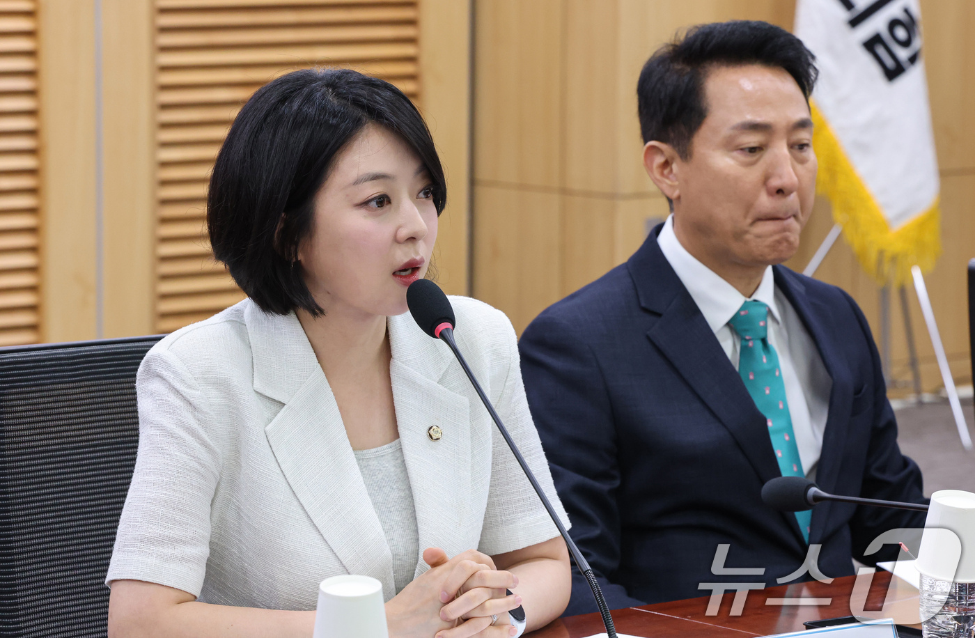 (서울=뉴스1) 김도우 기자 = 배현진 국민의힘 서울시당위원장이 19일 서울 여의도 국회에서 열린 '8.13 부동산 대책 무엇이 문제인가' 토론회에 참석해 인사말을 하고 있다. 2 …