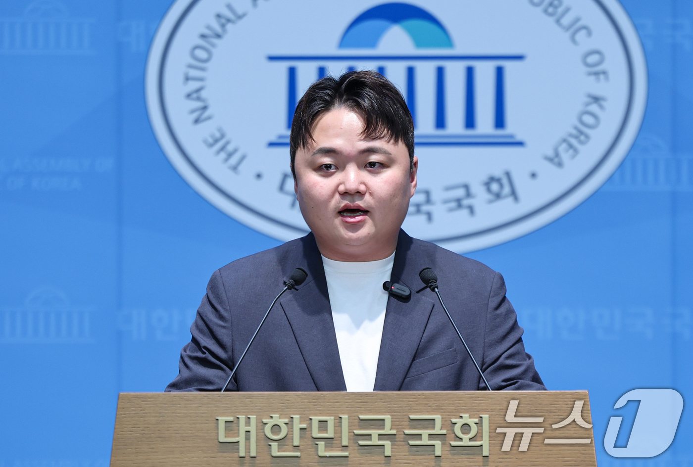 (서울=뉴스1) 김도우 기자 = 최준영 국민의힘 책임당원이 19일 서울 여의도 국회 소통관에서 윤민우 중앙윤리위원장의 사퇴를 촉구하는 성명서 발표 하고 있다. 2026.8.19/뉴 …