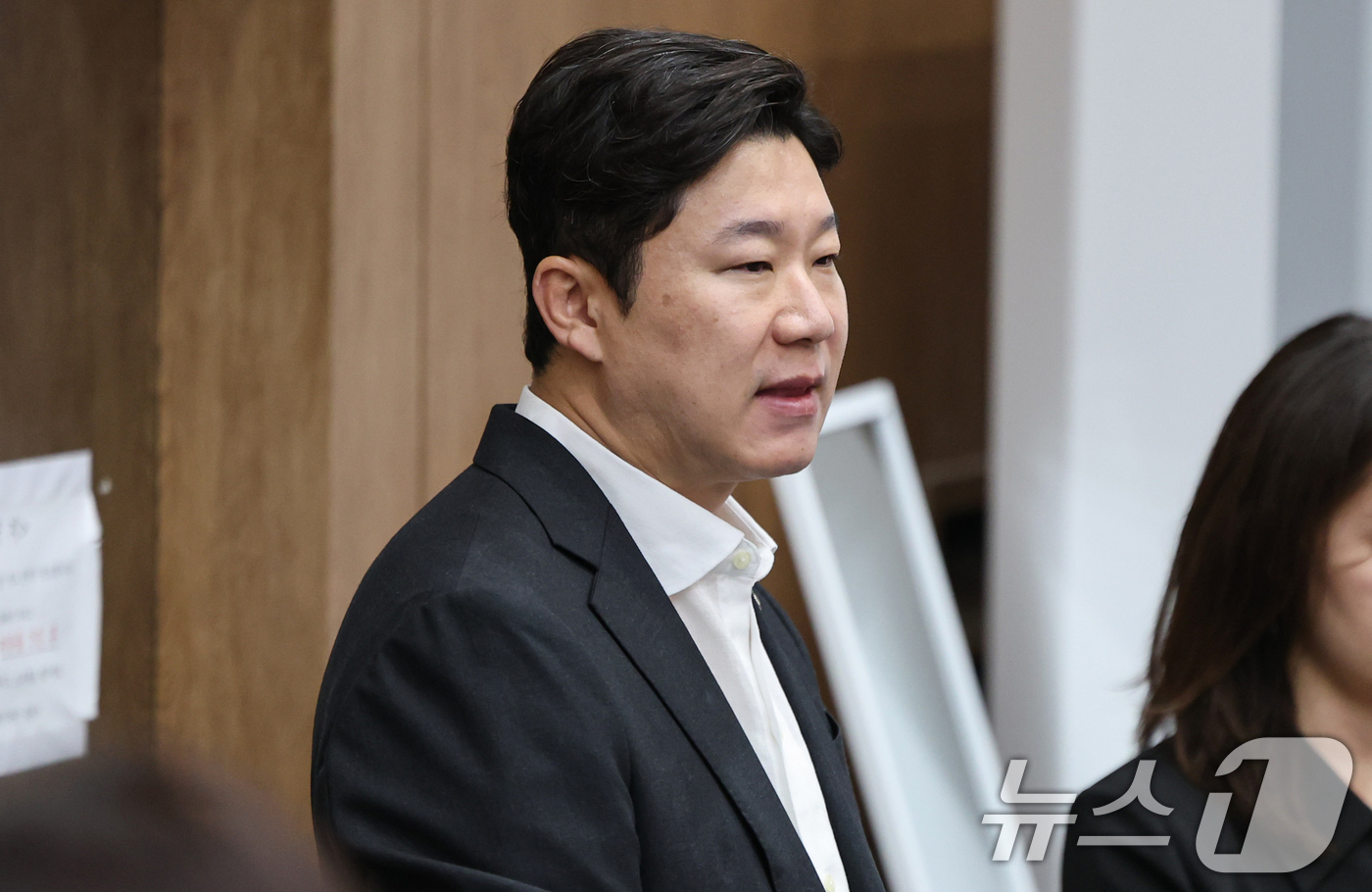 (서울=뉴스1) 김도우 기자 = 진종오 국민의힘 의원이 19일 서울 여의도 국회 소통관에서 윤민우 중앙윤리위원장의 사퇴를 촉구하는 책임당원 성명서 발표를 지켜보고 있다. 2026. …