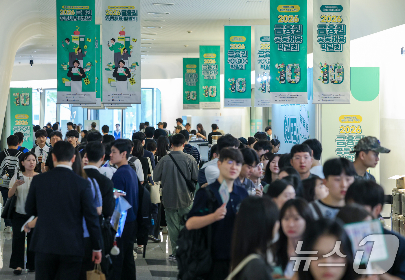 (서울=뉴스1) 안은나 기자 = 19일 서울 동대문디자인플라자(DDP)에서 열린 2026 금융권 공동채용 박람회가 구직자들로 북적이고 있다.올해 10회차를 맞은 이번 박람회는 역대 …