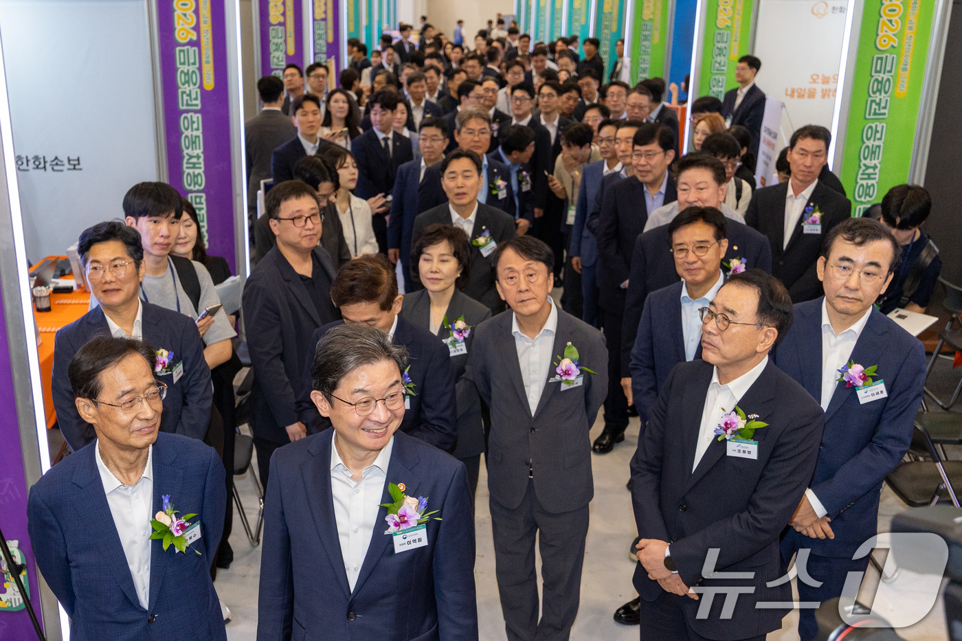 (서울=뉴스1) 안은나 기자 = 유동수 국회 정무위원장, 이억원 금융위원장, 조용병 은행연합회장 등 개막식 참석자들이 19일 서울 동대문디자인플라자(DDP)에서 열린 2026 금융 …