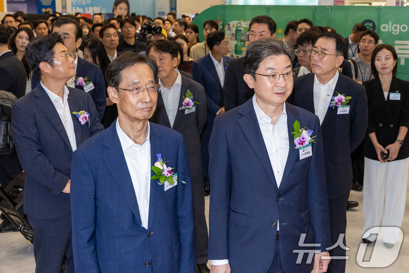 (서울=뉴스1) 안은나 기자 = 유동수 국회 정무위원장, 이억원 금융위원장, 조용병 은행연합회장 등 개막식 참석자들이 19일 서울 동대문디자인플라자(DDP)에서 열린 2026 금융 …