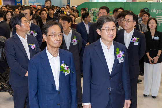 박람회장 둘러보는 유동수·이억원