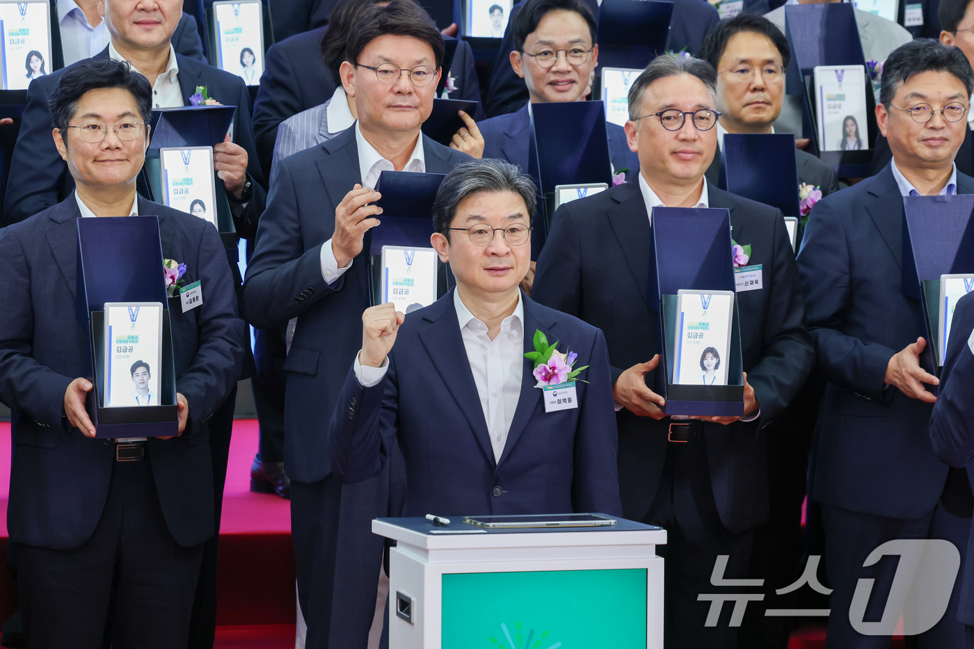 (서울=뉴스1) 안은나 기자 = 이억원 금융위원장이 19일 서울 동대문디자인플라자(DDP)에서 열린 2026 금융권 공동채용 박람회 개막식에서 기념 촬영을 하고 있다.올해 10회차 …