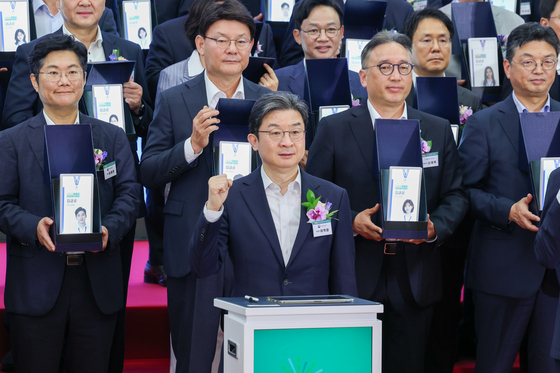 기념 촬영하는 이억원 금융위원장