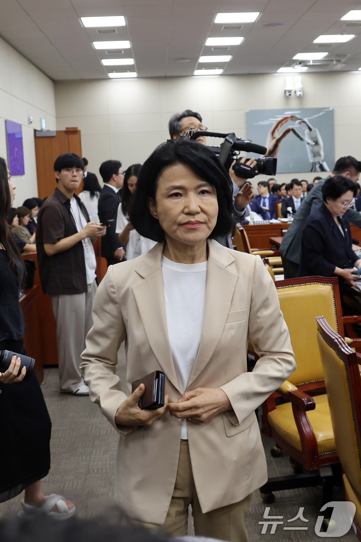 (서울=뉴스1) 황기선 기자 = 이진숙 국민의힘 의원이 19일 오전 서울 여의도 국회에서 열린 과학기술정보방송통신위원회 전체회의에서 정회 후 회의장을 나서고 있다. 이날 회의에서는 …