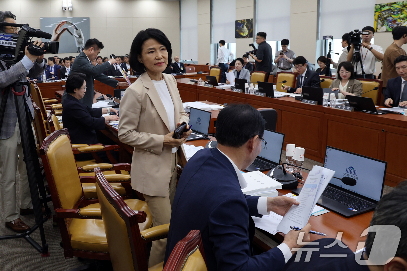 (서울=뉴스1) 황기선 기자 = 이진숙 국민의힘 의원이 19일 오전 서울 여의도 국회에서 열린 과학기술정보방송통신위원회 전체회의에서 정회 후 회의장을 나서고 있다. 이날 회의에서는 …