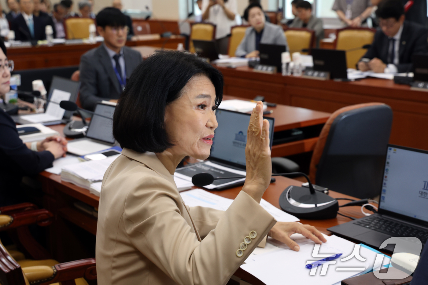 (서울=뉴스1) 황기선 기자 = 이진숙 국민의힘 의원이 19일 오전 서울 여의도 국회에서 열린 과학기술정보방송통신위원회 전체회의에서 신상발언을 요구하고 있다.  2026.8.19/ …