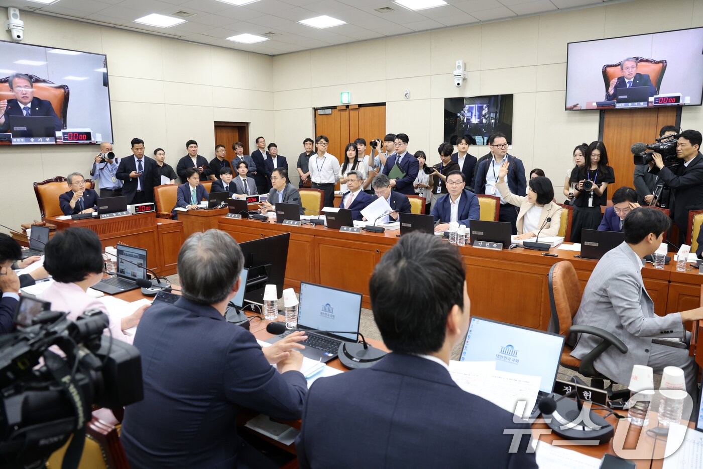 본문 이미지 - 이진숙 국민의힘 의원이 19일 오전 서울 여의도 국회에서 열린 과학기술정보방송통신위원회 전체회의에서 신상발언을 요구하고 있다. 2026.8.19 ⓒ 뉴스1 황기선 기자