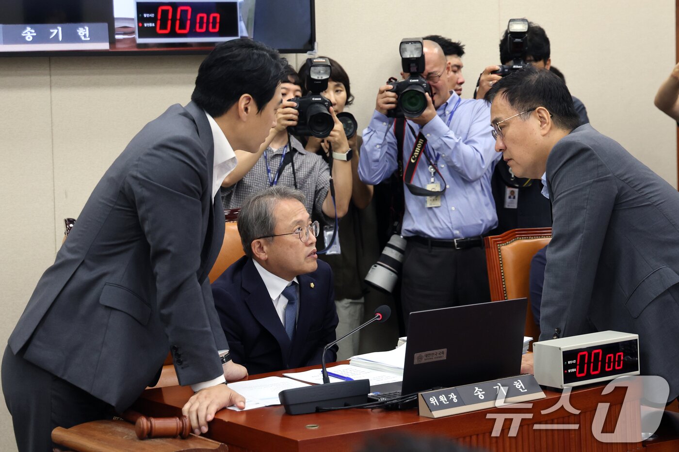본문 이미지 - 송기헌 과방위원장이 19일 오전 서울 여의도 국회에서 열린 과학기술정보방송통신위원회 전체회의에서 한준호 여당 간사, 최형두 야당 간사와 대화를 나누고 있다. 2026.8.19 ⓒ 뉴스1 황기선 기자