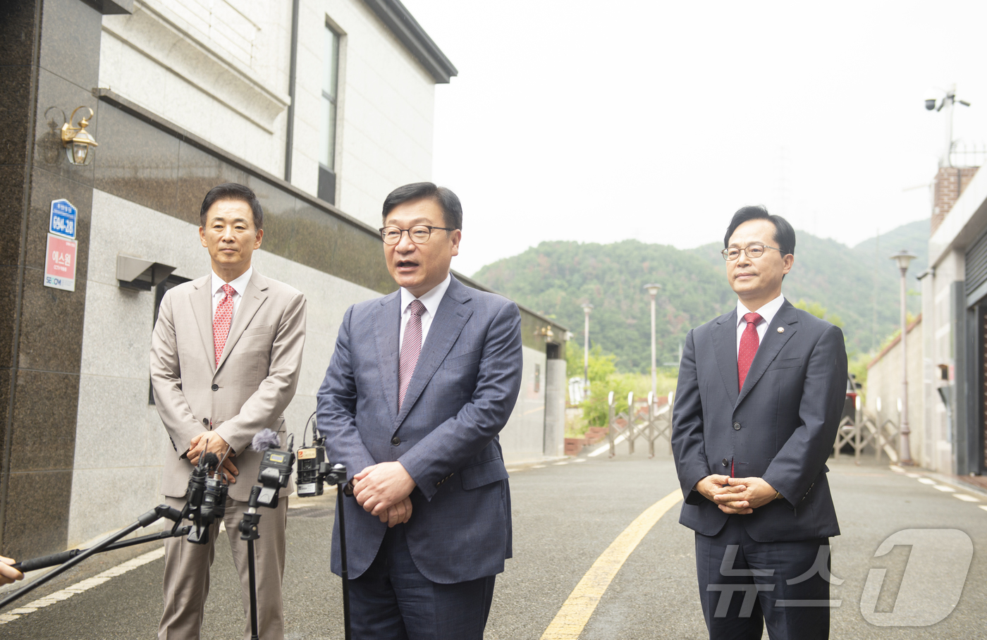 (대구=뉴스1) 이성덕 기자 = 정점식 국민의힘 원내대표(가운데)가 19일 오전 대구 달성군 유가읍 박근혜 전 대통령 사저를 예방한 뒤 취재진의 질문에 답하고 있다. 왼쪽은 유영하 …