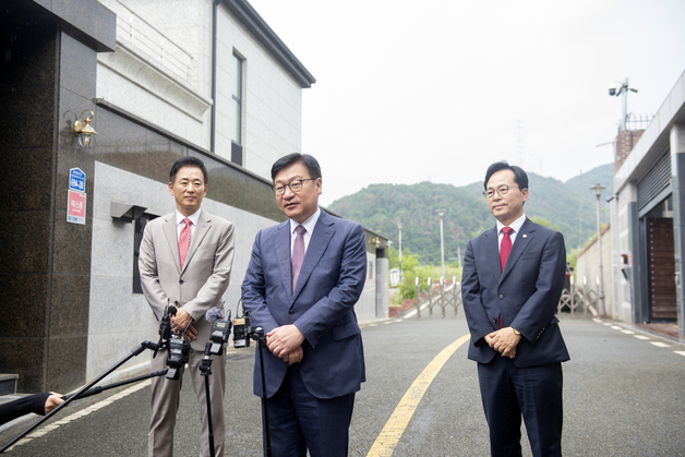 박근혜 예방한 정점식 "국힘 연찬회 참석해 달라"…朴 "검토하겠다"