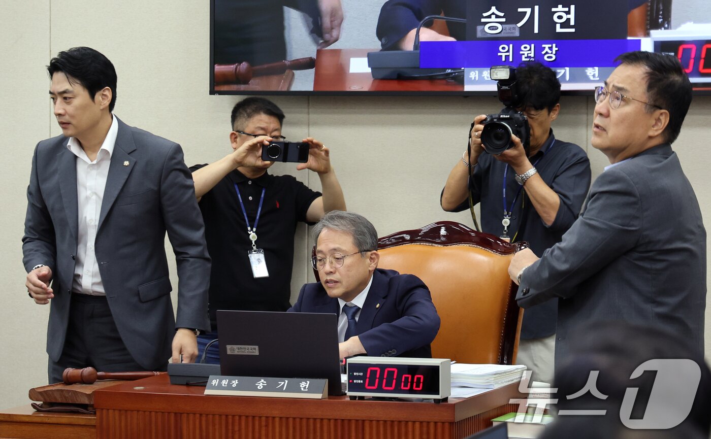 본문 이미지 - 한준호 여당 간사와 최형두 야당 간사가 19일 오전 서울 여의도 국회에서 열린 과학기술정보방송통신위원회 전체회의에서 송기헌 위원장과 대화 후 자리로 이동하고 있다. 2026.8.19 ⓒ 뉴스1 황기선 기자