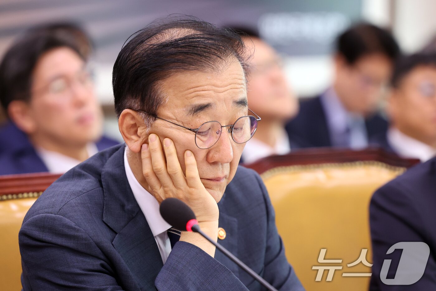 본문 이미지 - 김윤덕 국토교통부 장관이 19일 오전 서울 여의도 국회에서 열린 국토교통위원회 전체회의에서 생각에 잠겨 있다. 2026.8.19 ⓒ 뉴스1 황기선 기자