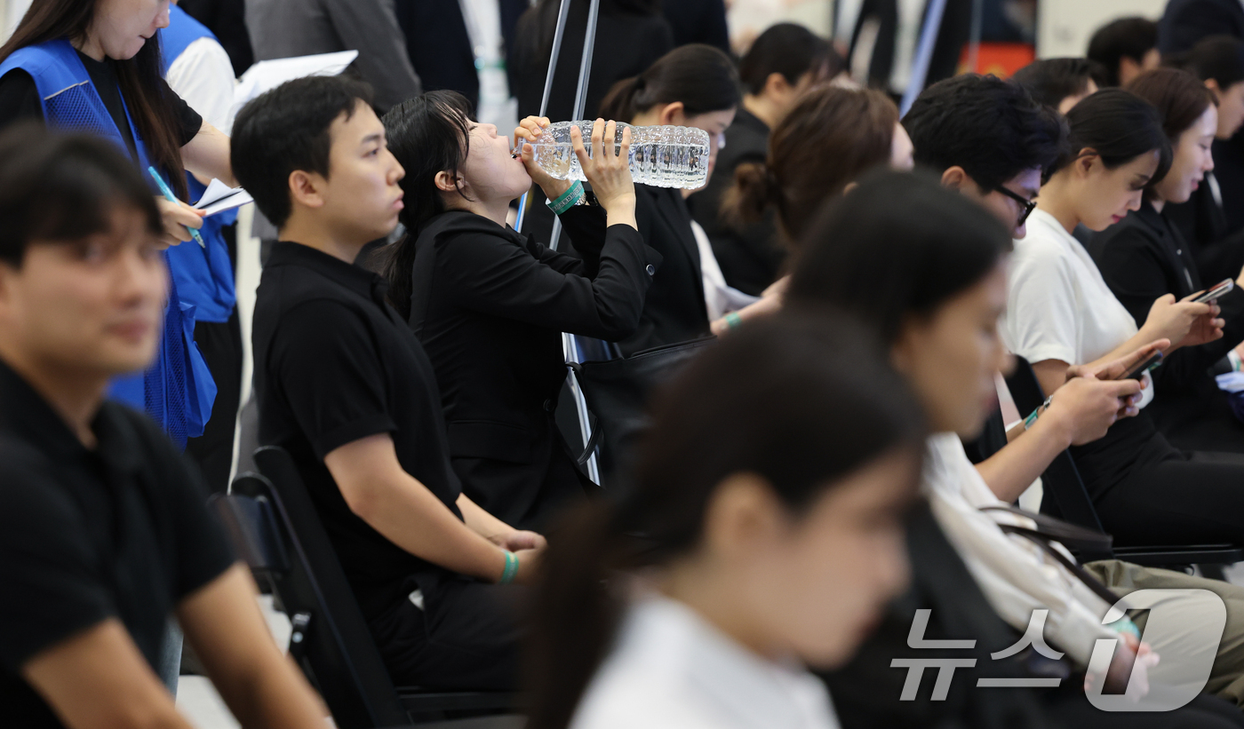 (서울=뉴스1) 안은나 기자 = 19일 서울 동대문디자인플라자(DDP)에서 열린 2026 금융권 공동채용 박람회에서 한 구직자가 목을 축이고 있다.올해 10회차를 맞은 이번 박람회 …