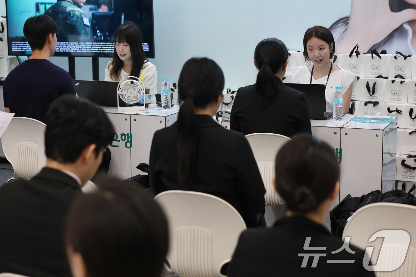 (서울=뉴스1) 안은나 기자 = 19일 서울 동대문디자인플라자(DDP)에서 열린 2026 금융권 공동채용 박람회 하나은행 부스에서 구직자들이 모의면접을 보고 있다.올해 10회차를 …