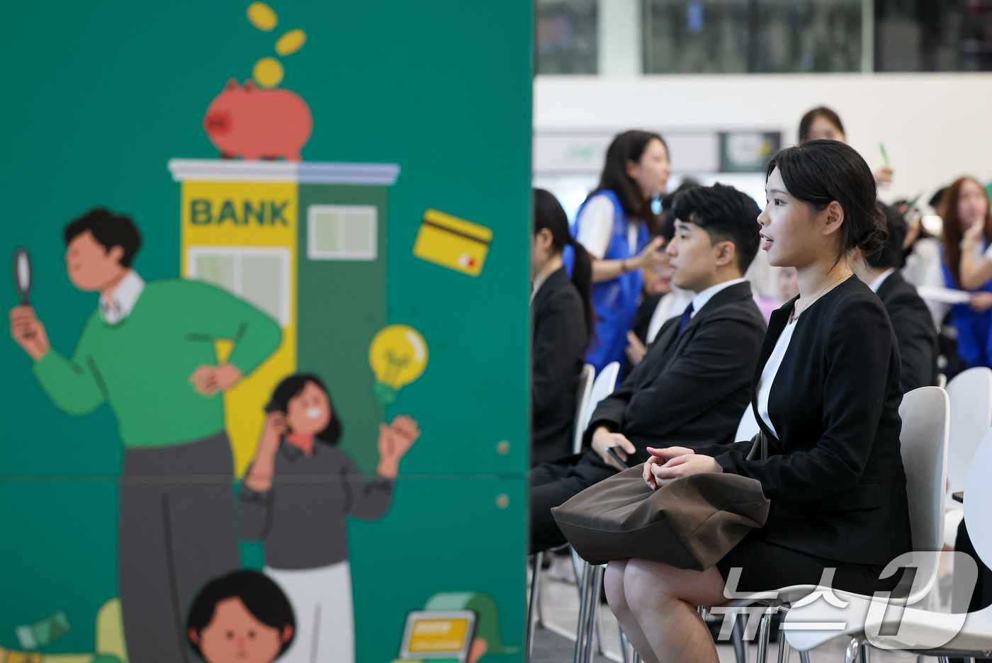 (서울=뉴스1) 안은나 기자 = 19일 서울 동대문디자인플라자(DDP)에서 열린 2026 금융권 공동채용 박람회에서 구직자들이 모의면접을 기다리고 있다.올해 10회차를 맞은 이번 …