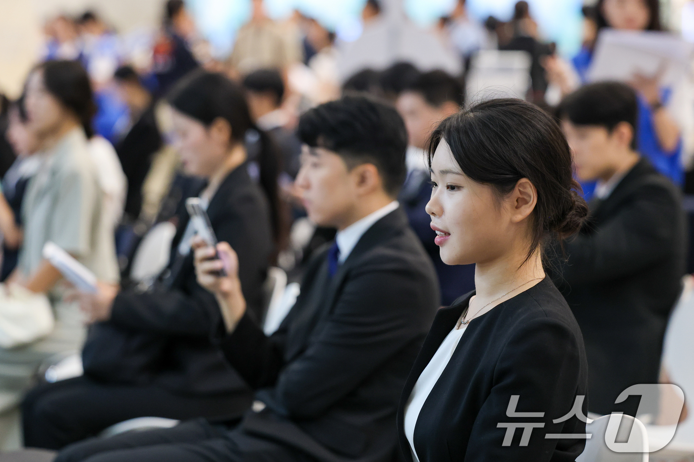 (서울=뉴스1) 안은나 기자 = 19일 서울 동대문디자인플라자(DDP)에서 열린 2026 금융권 공동채용 박람회에서 구직자들이 모의면접을 기다리고 있다.올해 10회차를 맞은 이번 …