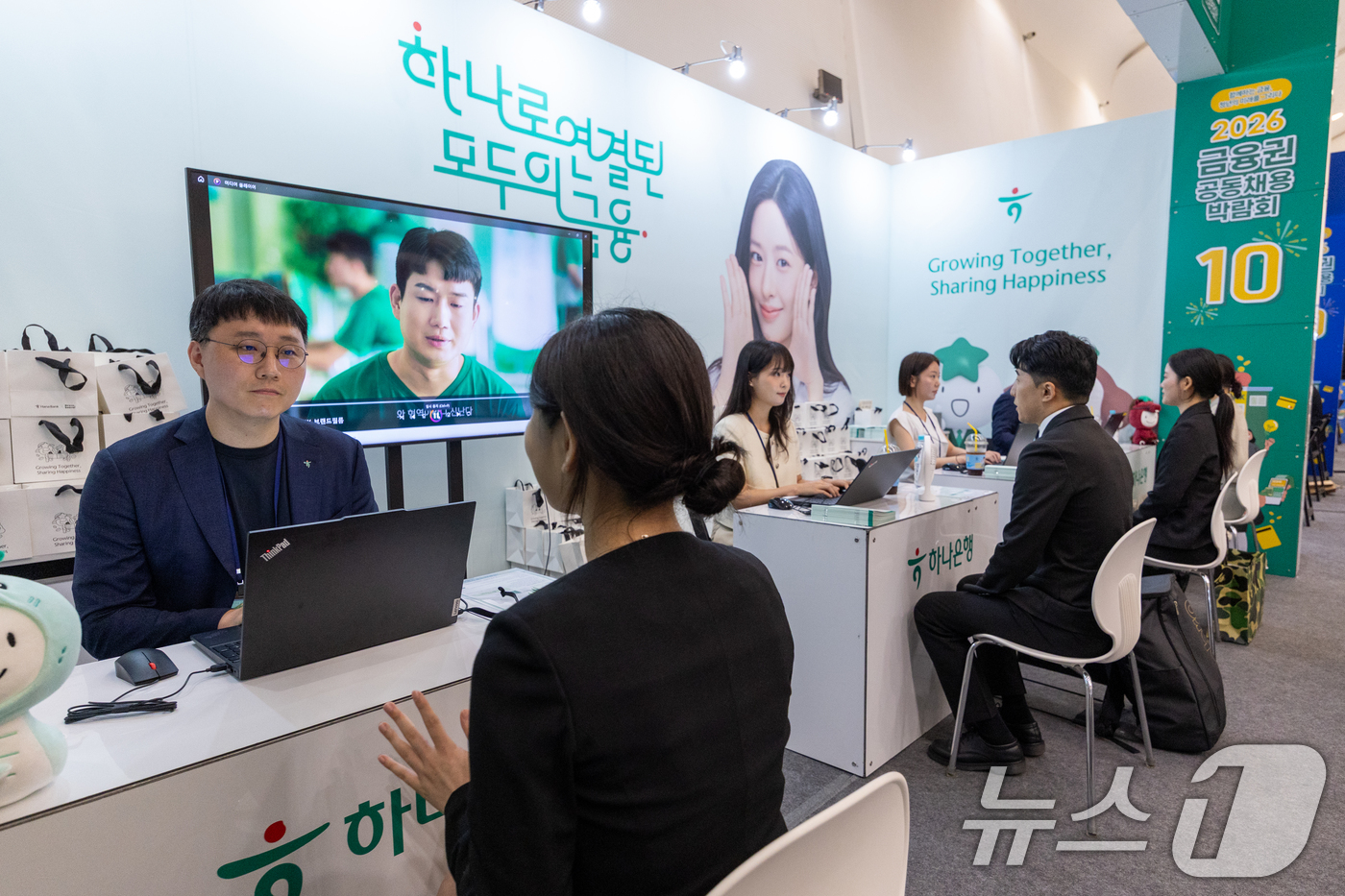 (서울=뉴스1) 안은나 기자 = 19일 서울 동대문디자인플라자(DDP)에서 열린 2026 금융권 공동채용 박람회 하나은행 부스에서 구직자들이 모의면접을 보고 있다.올해 10회차를 …