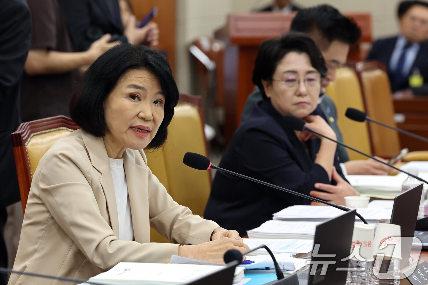 본문 이미지 - 이진숙 국민의힘 의원이 19일 오전 서울 여의도 국회에서 열린 과학기술정보방송통신위원회 전체회의에서 신상발언을 하고 있다. 2026.8.19 ⓒ 뉴스1 황기선 기자
