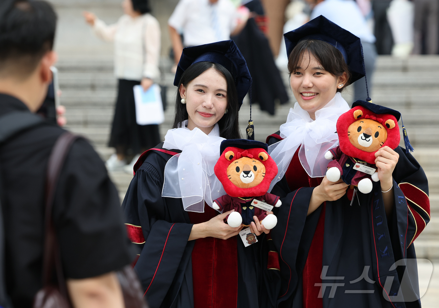 (서울=뉴스1) 김진환 기자 = 경희대 2025학년도 후기 학위수여식이 진행된 19일 서울 동대문구 경희대에서 졸업생들이 기념촬영 하며 추억을 남기고 있다. 2026.8.19/뉴스 …