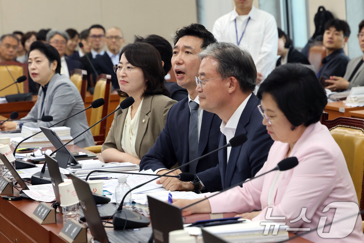 본문 이미지 - 이정헌 더불어민주당 의원이 19일 오전 서울 여의도 국회에서 열린 과학기술정보방송통신위원회 전체회의에서 이진숙 국민의힘 의원 출석에 항의하고 있다. 2026.8.19 ⓒ 뉴스1 황기선 기자