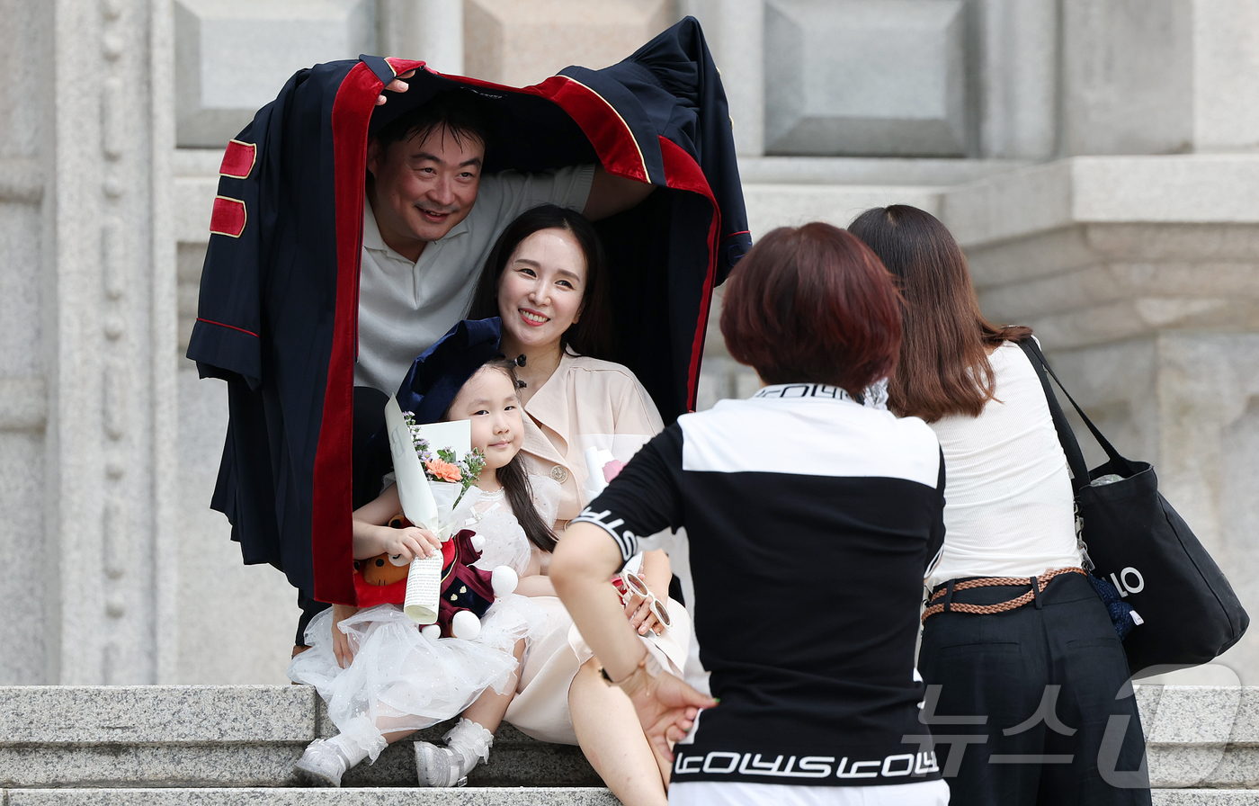 (서울=뉴스1) 김진환 기자 = 경희대 2025학년도 후기 학위수여식이 진행된 19일 서울 동대문구 경희대에서 졸업생이 가족들과 기념 촬영을 하고 있다. 2026.8.19/뉴스1