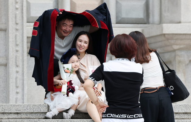 가족과 추억 남기는 졸업생