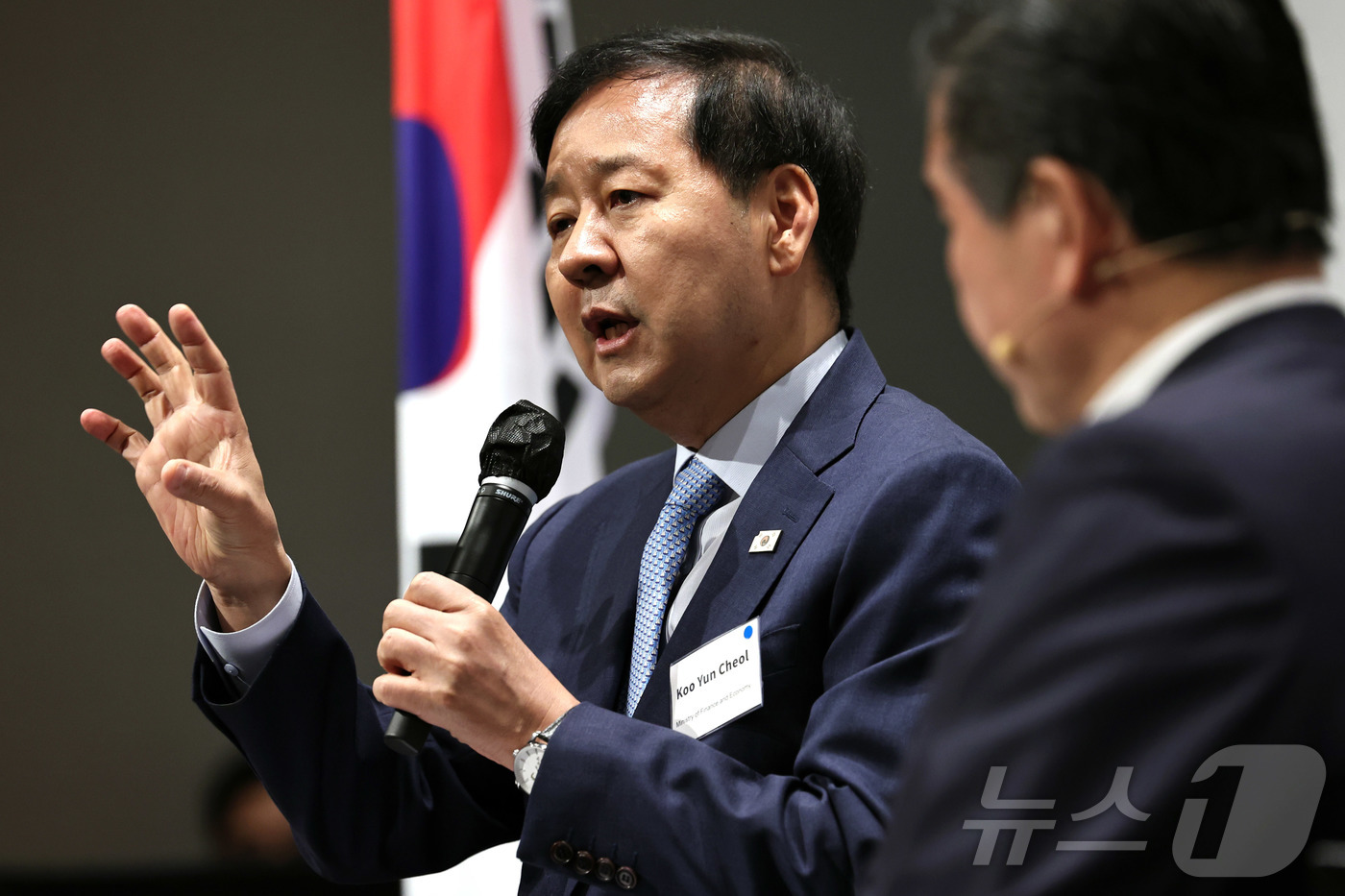 (서울=뉴스1) 구윤성 기자 = 구윤철 부총리 겸 재정경재부 장관이 19일 오전 서울 용산구 그랜드하얏트호텔에서 열린 제임스 김 주한미국상공회의소(암참) 회장과의 공개 간담회에서 …
