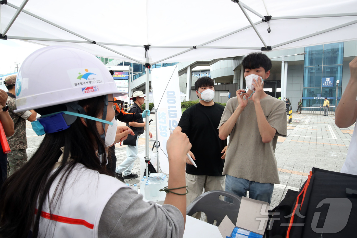(광주=뉴스1) 조수민 기자 = 19일 오전 전남광주 광산구 광주송정역에서 열린 \'2026 을지연습 연계 생물테러 대응 훈련\'에서 보건소 관계자들이 테러 대응 훈련을 실시하고 …