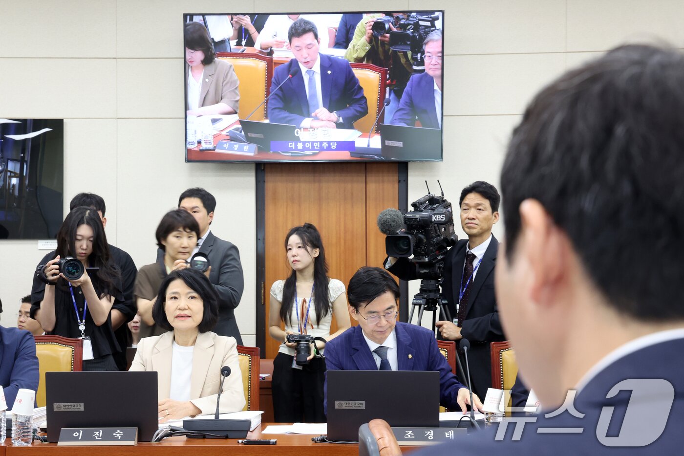 본문 이미지 - 이진숙 국민의힘 의원이 19일 오전 서울 여의도 국회에서 열린 과학기술정보방송통신위원회 전체회의에서 이정헌 더불어민주당 의원 발언을 듣고 있다. 2026.8.19 ⓒ 뉴스1 황기선 기자