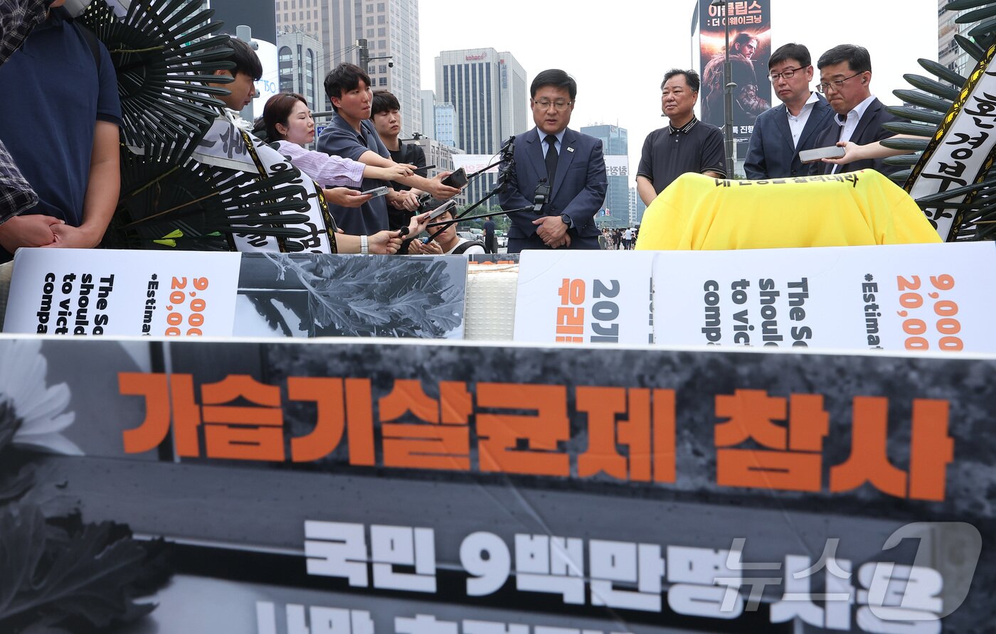 본문 이미지 - 김성환 기후에너지환경부 장관이 19일 오전 서울 종로구 광화문광장에서 전국가습기살균제참사피해자연대가 설치한 고(故) 서영철 대표 임시 분향소를 찾아 조문한 뒤 발언하고 있다. ⓒ 뉴스1 김성진 기자