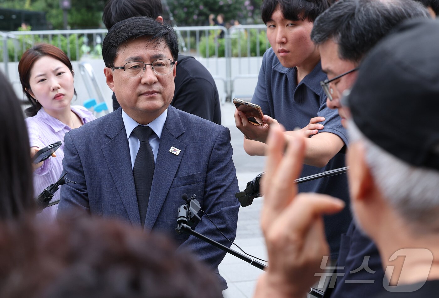 본문 이미지 - 김성환 기후에너지환경부 장관이 19일 오전 서울 종로구 광화문광장에서 전국가습기살균제참사피해자연대가 설치한 고(故) 서영철 대표 임시 분향소를 찾아 조문한 뒤 피해자의 발언을 듣고 있다. ⓒ 뉴스1 김성진 기자