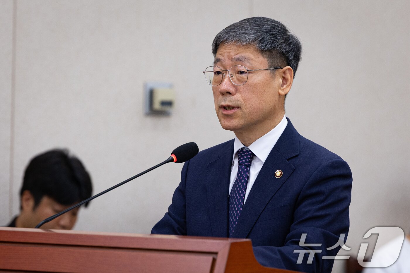 본문 이미지 - 노경필 법원행정처장이 19일 서울 여의도 국회에서 열린 제438회 국회(임시회) 법제사법위원회 제1차 전체회의에 출석해 2025회계연도 결산 및 업무보고를 하고 있다. 2026.8.19 ⓒ 뉴스1 유승관 기자