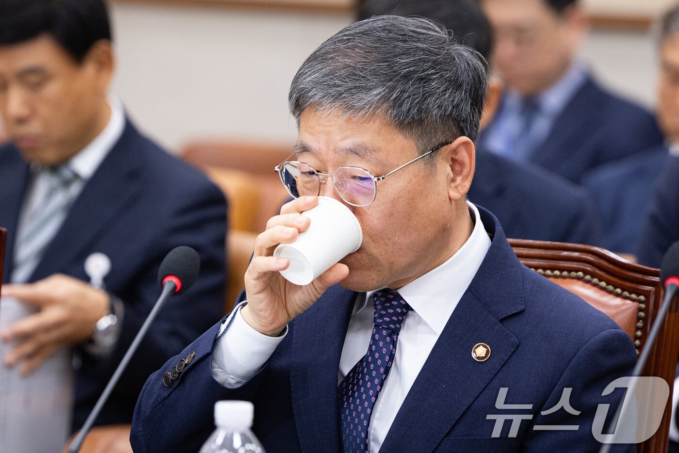 본문 이미지 - 노경필 법원행정처장이 19일 서울 여의도 국회에서 열린 제438회 국회(임시회) 법제사법위원회 제1차 전체회의에 출석해 물을 마시고 있다. 2026.8.19 ⓒ 뉴스1 유승관 기자