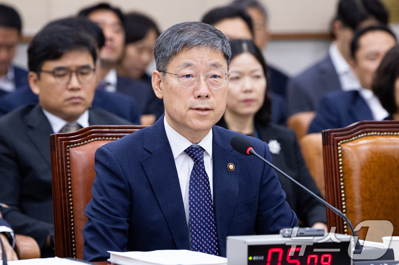(서울=뉴스1) 유승관 기자 = 노경필 법원행정처장이 19일 서울 여의도 국회에서 열린 제438회 국회(임시회) 법제사법위원회 제1차 전체회의에 출석해 의원 질의에 답하고 있다. …