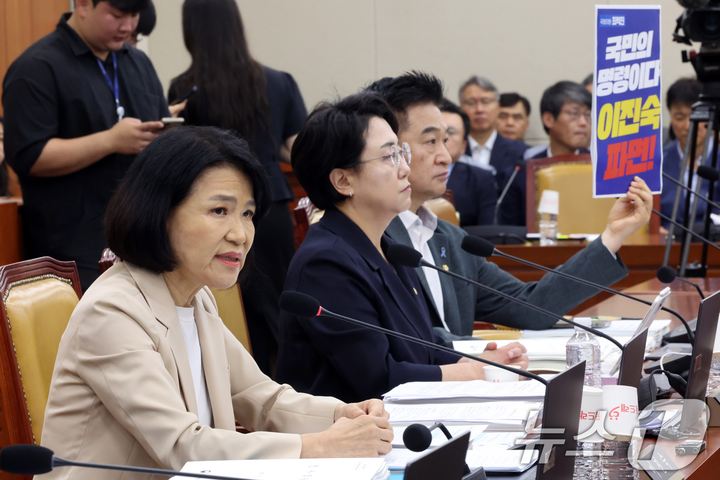 (서울=뉴스1) 황기선 기자 = 이진숙 국민의힘 의원이 19일 오전 서울 여의도 국회에서 열린 과학기술정보방송통신위원회 전체회의에서 신상발언을 하고 있다.이날 회의는 이 의원의 5 …