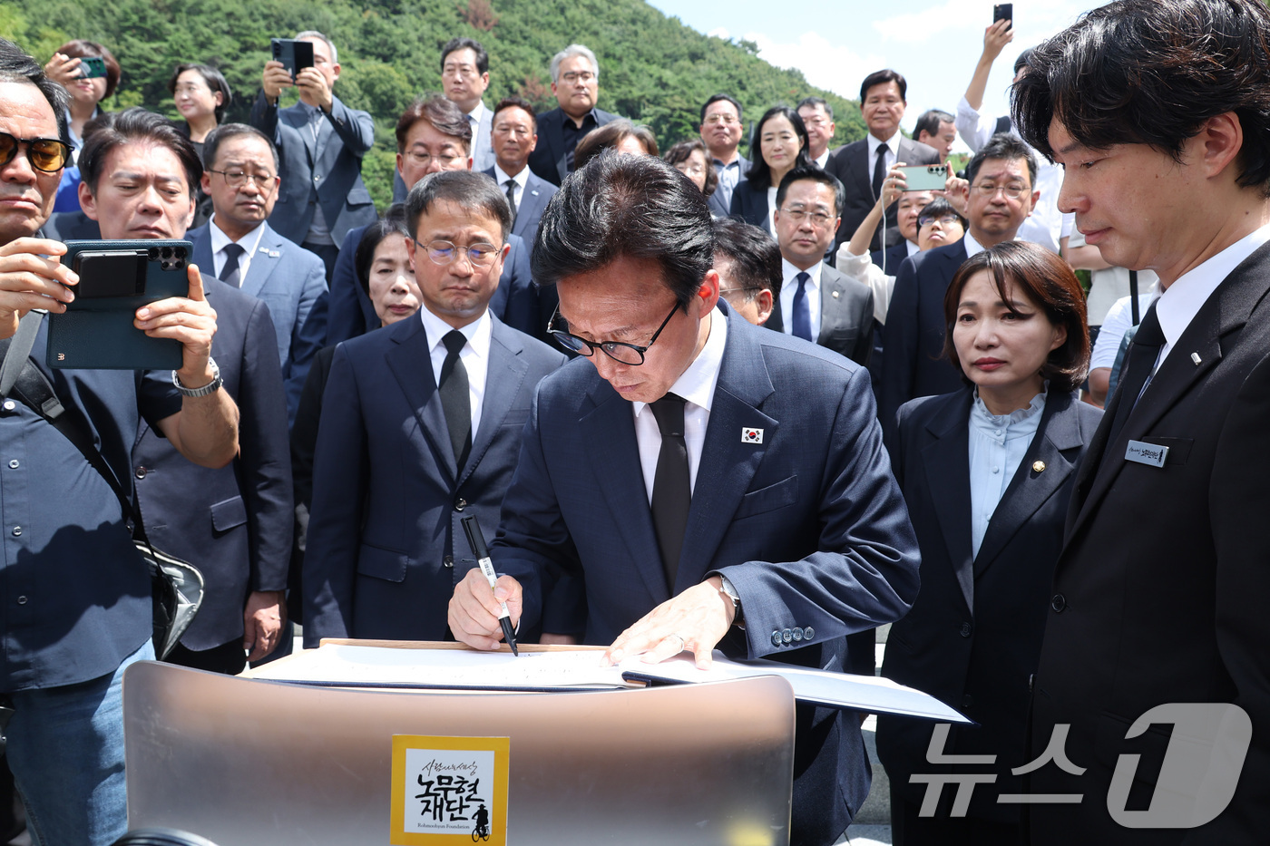 (김해=뉴스1) 신웅수 기자 = 김민석 더불어민주당 대표가 19일 경남 김해시 진영읍 봉하마을을 찾아 고 노무현 전 대통령 묘역을 참배한 후 방명록을 남기고 있다. 2026.8.1 …