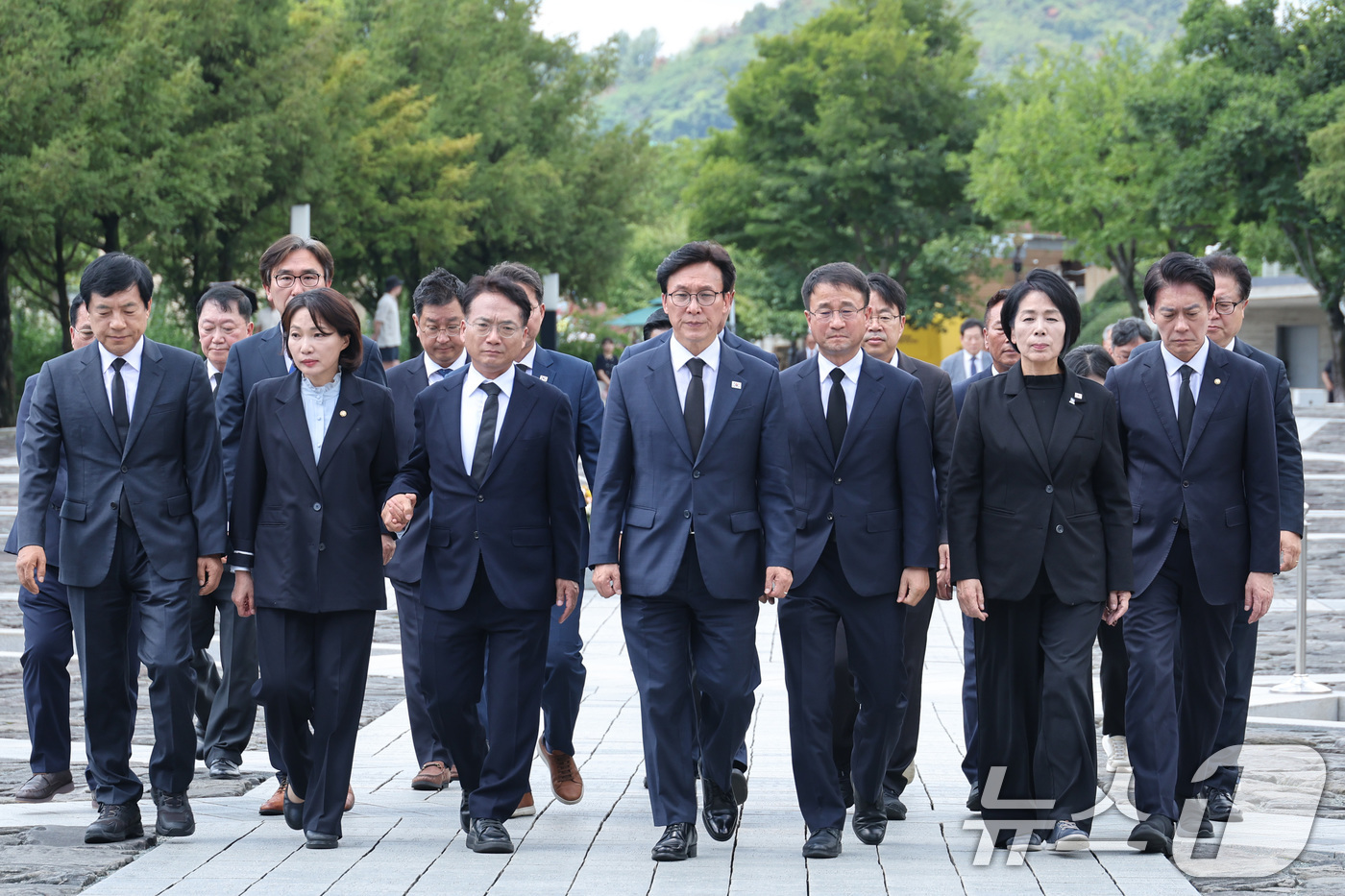 (김해=뉴스1) 신웅수 기자 = 김민석 대표를 비롯한 더불어민주당 지도부가 19일 경남 김해시 진영읍 봉하마을을 찾아 고 노무현 전 대통령 묘역을 참배하고 있다. 2026.8.19 …