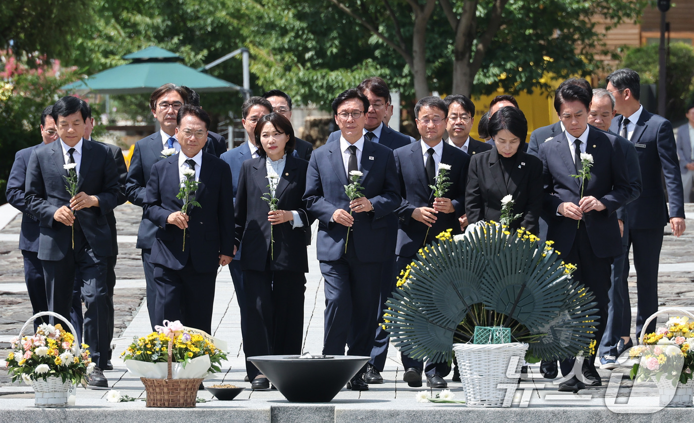 (김해=뉴스1) 신웅수 기자 = 김민석 대표를 비롯한 더불어민주당 지도부가 19일 경남 김해시 진영읍 봉하마을을 찾아 고 노무현 전 대통령 묘역을 참배하고 있다. 2026.8.19 …