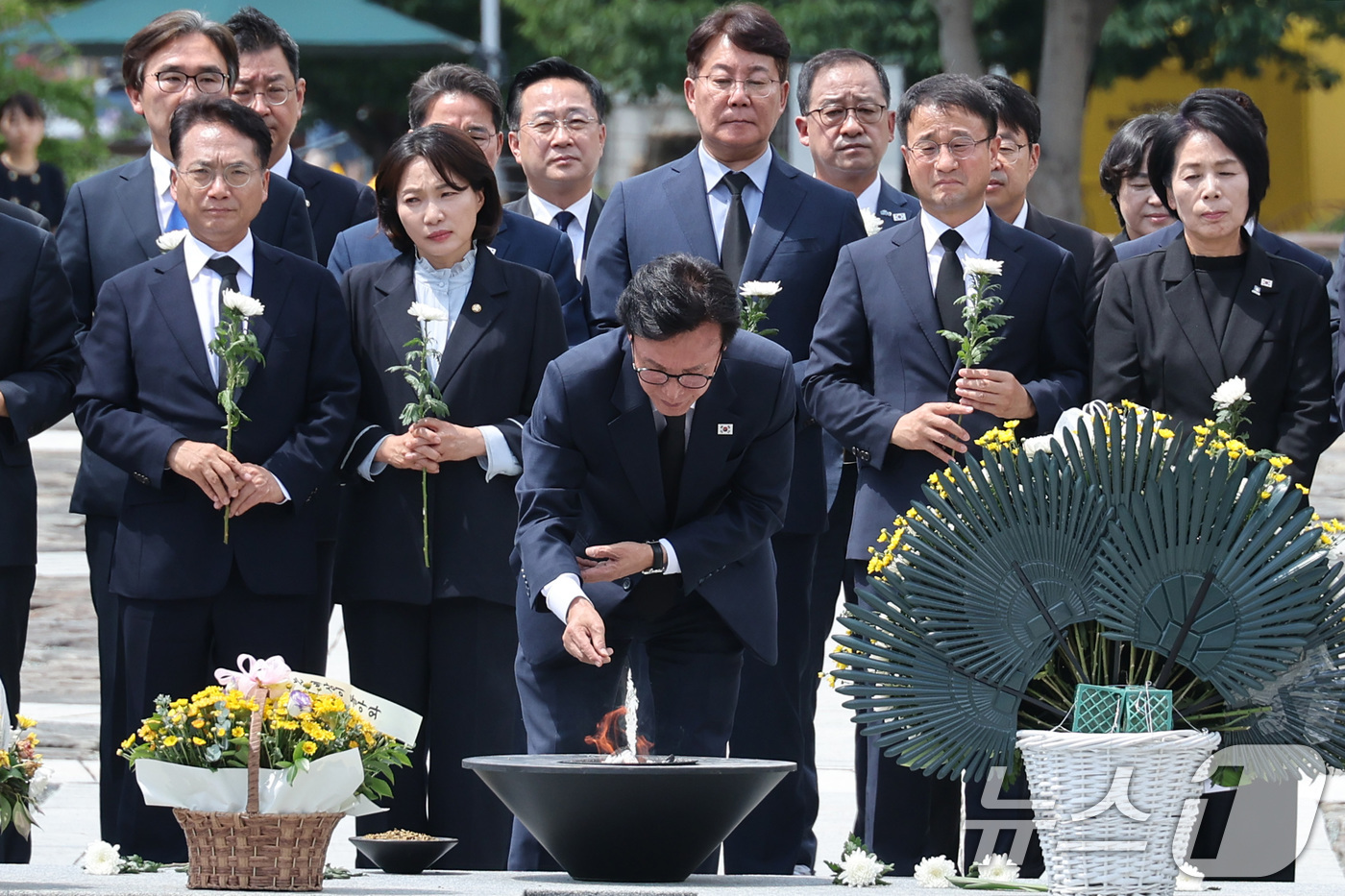(김해=뉴스1) 신웅수 기자 = 김민석 대표를 비롯한 더불어민주당 지도부가 19일 경남 김해시 진영읍 봉하마을을 찾아 고 노무현 전 대통령 묘역을 참배하고 있다. 2026.8.19 …