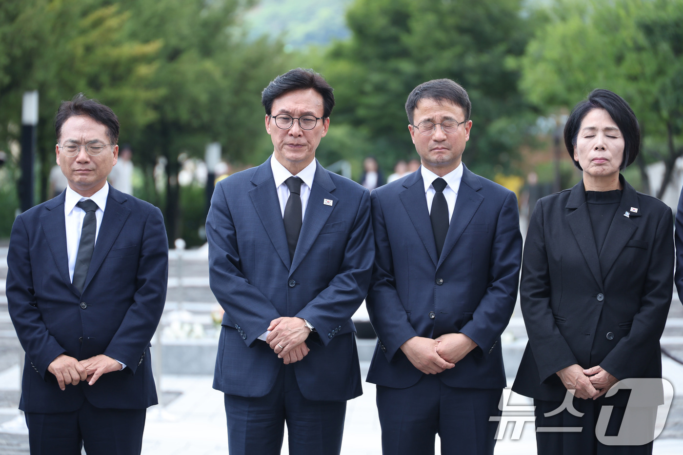 (김해=뉴스1) 신웅수 기자 = 김민석 대표를 비롯한 더불어민주당 지도부가 19일 경남 김해시 진영읍 봉하마을을 찾아 고 노무현 전 대통령 묘역을 참배하고 있다. 2026.8.19 …