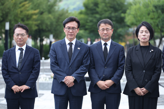 노무현 전 대통령 추모하는 김민석 대표