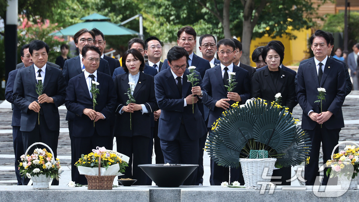 (김해=뉴스1) 신웅수 기자 = 김민석 대표를 비롯한 더불어민주당 지도부가 19일 경남 김해시 진영읍 봉하마을을 찾아 고 노무현 전 대통령 묘역을 참배하고 있다. 2026.8.19 …