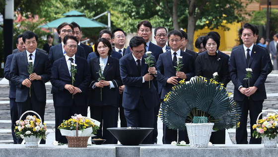 헌화하는 김민석 대표